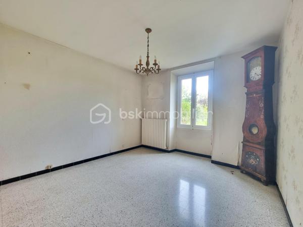 ** En EXCLUSIVITÉ ** Venez découvrir SANS TARDER cette maison en pierre située dans un village à 4 km de MAISON-ROUGE ( commerces de proximités, bus avec lignes régulières ) ainsi qu’à 10 km de Nangis ( gare SNCF, commodités et commerces ).

Cette maison d'environ 77 m² édifiée sur un terrain de 715 m², vous offre au rez-de-chaussée, une véranda, une cuisine dînatoire, un séjour, une salle d’eau, un WC indépendant et une chambre.
À l'étage vous disposerez d'une chambre et d’une pièce.
Une annexe attenante divisée en deux partie chaufferie et atelier, ainsi qu’un grenier vient compléter ce bien.
À l'extérieur vous bénéficierez également d’un grand préau, de plusieurs places de stationnement, d'un jardin entièrement clos et d'une terrasse.

Quelques travaux sont à prévoir.

Les ++ : Portail motorisé, fenêtres PVC double vitrage, porte d’entrée aluminium, chaudière gaz de 2021, grand préau, plusieurs places de stationnement ! 

N'attendez plus, contactez-nous !

Pour plus d'information n'hésitez pas à contacter Julien et Cindy LUCIANI au 06 52 63 33 63.