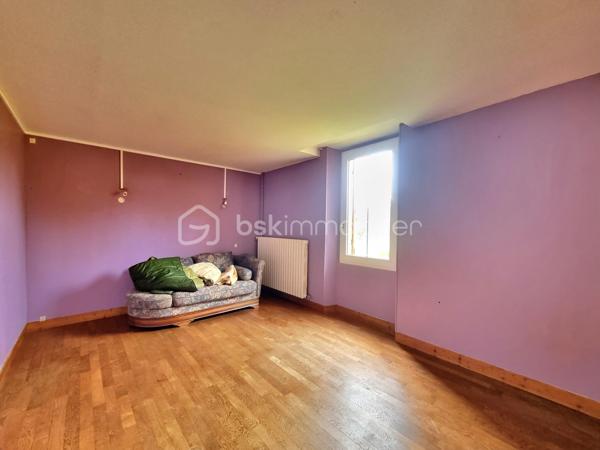 ** En EXCLUSIVITÉ ** Venez découvrir SANS TARDER cette maison en pierre située dans un village à 4 km de MAISON-ROUGE ( commerces de proximités, bus avec lignes régulières ) ainsi qu’à 10 km de Nangis ( gare SNCF, commodités et commerces ).

Cette maison d'environ 77 m² édifiée sur un terrain de 715 m², vous offre au rez-de-chaussée, une véranda, une cuisine dînatoire, un séjour, une salle d’eau, un WC indépendant et une chambre.
À l'étage vous disposerez d'une chambre et d’une pièce.
Une annexe attenante divisée en deux partie chaufferie et atelier, ainsi qu’un grenier vient compléter ce bien.
À l'extérieur vous bénéficierez également d’un grand préau, de plusieurs places de stationnement, d'un jardin entièrement clos et d'une terrasse.

Quelques travaux sont à prévoir.

Les ++ : Portail motorisé, fenêtres PVC double vitrage, porte d’entrée aluminium, chaudière gaz de 2021, grand préau, plusieurs places de stationnement ! 

N'attendez plus, contactez-nous !

Pour plus d'information n'hésitez pas à contacter Julien et Cindy LUCIANI au 06 52 63 33 63.