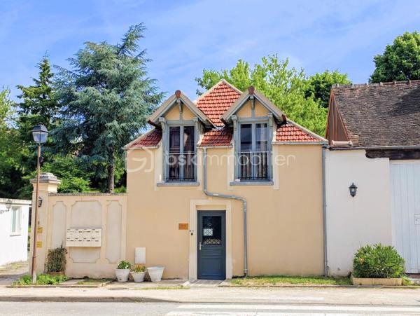 Chaleureuse maison de ville ou appartement en rez-de-chaussée situé à Jouars-Pontchartrain à proximité de la forêt de Sainte Apolline. 
Edifiée dans les années 1890, découvrez cette maison avec un joli sol vinyle Terrazzo un sol en tomettes rouges, sol en parquet chêne massif, construite en pierres, murs épais, peinture blanche et poutres apparentes entièrement restaurée et isolée. 

=> Elle se compose d'une entrée sur espace de vie, idéal pour y installer une cuisine et un espace déjeunatoire et un patio verrière. 
S'en suit un salon et un coin idéal pour intégrer un wc / buanderie - emplacement machine à laver. A l'étage, palier desservant 2 chambres traversantes. Possibilité de dissocier cet espace et créer un couloir pour 2 chambres indépendantes puis accéder à une salle de bains comprenant baignoire, toilette et double vasque.

Exposée Sud-Ouest, cette maison est à proximité de ligne de bus "Le Cheval Blanc" n°67, P, Q, V.
Gare des 3 communes : Ligne Dreux - Plaisir - Versailles - Paris Montparnasse
Piste cyclable en cours de réalisation !

Les Plus : 
- Proximité des commerces et restaurants, transports et gare, des écoles, collège, lycée, complexes sportifs, parking de co-voiturage etc.
- Ville dynamique avec animations, espace coworking et diverses associations.
- Pas d'extérieur à entretenir

A votre dispo pour conseiller et vous accompagner
dans la réalisation de votre projet de vie : WILLY BOYÉ - 07 87 37 75 87

Action !