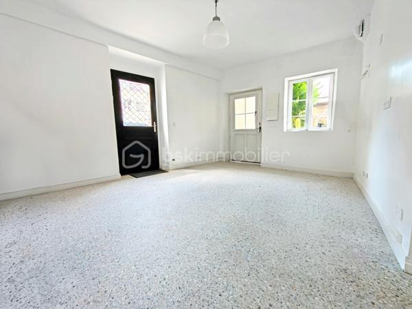 Chaleureuse maison de ville ou appartement en rez-de-chaussée situé à Jouars-Pontchartrain à proximité de la forêt de Sainte Apolline. 
Edifiée dans les années 1890, découvrez cette maison avec un joli sol vinyle Terrazzo un sol en tomettes rouges, sol en parquet chêne massif, construite en pierres, murs épais, peinture blanche et poutres apparentes entièrement restaurée et isolée. 

=> Elle se compose d'une entrée sur espace de vie, idéal pour y installer une cuisine et un espace déjeunatoire et un patio verrière. 
S'en suit un salon et un coin idéal pour intégrer un wc / buanderie - emplacement machine à laver. A l'étage, palier desservant 2 chambres traversantes. Possibilité de dissocier cet espace et créer un couloir pour 2 chambres indépendantes puis accéder à une salle de bains comprenant baignoire, toilette et double vasque.

Exposée Sud-Ouest, cette maison est à proximité de ligne de bus "Le Cheval Blanc" n°67, P, Q, V.
Gare des 3 communes : Ligne Dreux - Plaisir - Versailles - Paris Montparnasse
Piste cyclable en cours de réalisation !

Les Plus : 
- Proximité des commerces et restaurants, transports et gare, des écoles, collège, lycée, complexes sportifs, parking de co-voiturage etc.
- Ville dynamique avec animations, espace coworking et diverses associations.
- Pas d'extérieur à entretenir

A votre dispo pour conseiller et vous accompagner
dans la réalisation de votre projet de vie : WILLY BOYÉ - 07 87 37 75 87

Action !