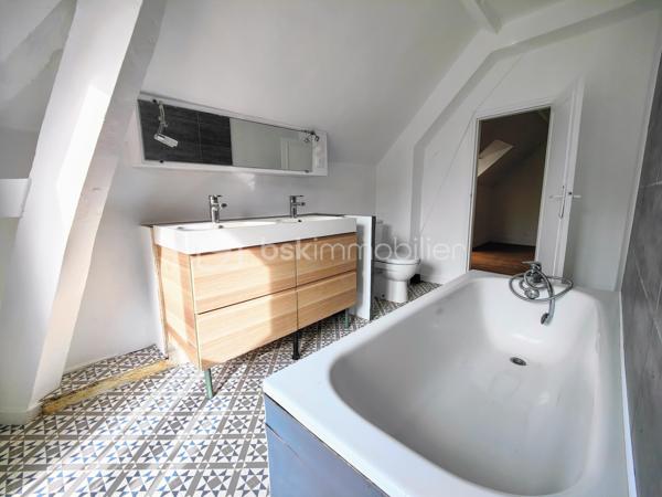 Chaleureuse maison de ville ou appartement en rez-de-chaussée situé à Jouars-Pontchartrain à proximité de la forêt de Sainte Apolline. 
Edifiée dans les années 1890, découvrez cette maison avec un joli sol vinyle Terrazzo un sol en tomettes rouges, sol en parquet chêne massif, construite en pierres, murs épais, peinture blanche et poutres apparentes entièrement restaurée et isolée. 

=> Elle se compose d'une entrée sur espace de vie, idéal pour y installer une cuisine et un espace déjeunatoire et un patio verrière. 
S'en suit un salon et un coin idéal pour intégrer un wc / buanderie - emplacement machine à laver. A l'étage, palier desservant 2 chambres traversantes. Possibilité de dissocier cet espace et créer un couloir pour 2 chambres indépendantes puis accéder à une salle de bains comprenant baignoire, toilette et double vasque.

Exposée Sud-Ouest, cette maison est à proximité de ligne de bus "Le Cheval Blanc" n°67, P, Q, V.
Gare des 3 communes : Ligne Dreux - Plaisir - Versailles - Paris Montparnasse
Piste cyclable en cours de réalisation !

Les Plus : 
- Proximité des commerces et restaurants, transports et gare, des écoles, collège, lycée, complexes sportifs, parking de co-voiturage etc.
- Ville dynamique avec animations, espace coworking et diverses associations.
- Pas d'extérieur à entretenir

A votre dispo pour conseiller et vous accompagner
dans la réalisation de votre projet de vie : WILLY BOYÉ - 07 87 37 75 87

Action !