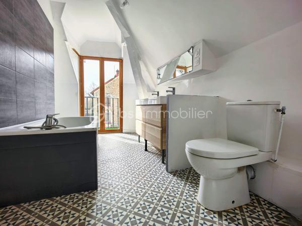 Chaleureuse maison de ville ou appartement en rez-de-chaussée situé à Jouars-Pontchartrain à proximité de la forêt de Sainte Apolline. 
Edifiée dans les années 1890, découvrez cette maison avec un joli sol vinyle Terrazzo un sol en tomettes rouges, sol en parquet chêne massif, construite en pierres, murs épais, peinture blanche et poutres apparentes entièrement restaurée et isolée. 

=> Elle se compose d'une entrée sur espace de vie, idéal pour y installer une cuisine et un espace déjeunatoire et un patio verrière. 
S'en suit un salon et un coin idéal pour intégrer un wc / buanderie - emplacement machine à laver. A l'étage, palier desservant 2 chambres traversantes. Possibilité de dissocier cet espace et créer un couloir pour 2 chambres indépendantes puis accéder à une salle de bains comprenant baignoire, toilette et double vasque.

Exposée Sud-Ouest, cette maison est à proximité de ligne de bus "Le Cheval Blanc" n°67, P, Q, V.
Gare des 3 communes : Ligne Dreux - Plaisir - Versailles - Paris Montparnasse
Piste cyclable en cours de réalisation !

Les Plus : 
- Proximité des commerces et restaurants, transports et gare, des écoles, collège, lycée, complexes sportifs, parking de co-voiturage etc.
- Ville dynamique avec animations, espace coworking et diverses associations.
- Pas d'extérieur à entretenir

A votre dispo pour conseiller et vous accompagner
dans la réalisation de votre projet de vie : WILLY BOYÉ - 07 87 37 75 87

Action !