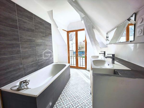 Chaleureuse maison de ville ou appartement en rez-de-chaussée situé à Jouars-Pontchartrain à proximité de la forêt de Sainte Apolline. 
Edifiée dans les années 1890, découvrez cette maison avec un joli sol vinyle Terrazzo un sol en tomettes rouges, sol en parquet chêne massif, construite en pierres, murs épais, peinture blanche et poutres apparentes entièrement restaurée et isolée. 

=> Elle se compose d'une entrée sur espace de vie, idéal pour y installer une cuisine et un espace déjeunatoire et un patio verrière. 
S'en suit un salon et un coin idéal pour intégrer un wc / buanderie - emplacement machine à laver. A l'étage, palier desservant 2 chambres traversantes. Possibilité de dissocier cet espace et créer un couloir pour 2 chambres indépendantes puis accéder à une salle de bains comprenant baignoire, toilette et double vasque.

Exposée Sud-Ouest, cette maison est à proximité de ligne de bus "Le Cheval Blanc" n°67, P, Q, V.
Gare des 3 communes : Ligne Dreux - Plaisir - Versailles - Paris Montparnasse
Piste cyclable en cours de réalisation !

Les Plus : 
- Proximité des commerces et restaurants, transports et gare, des écoles, collège, lycée, complexes sportifs, parking de co-voiturage etc.
- Ville dynamique avec animations, espace coworking et diverses associations.
- Pas d'extérieur à entretenir

A votre dispo pour conseiller et vous accompagner
dans la réalisation de votre projet de vie : WILLY BOYÉ - 07 87 37 75 87

Action !
