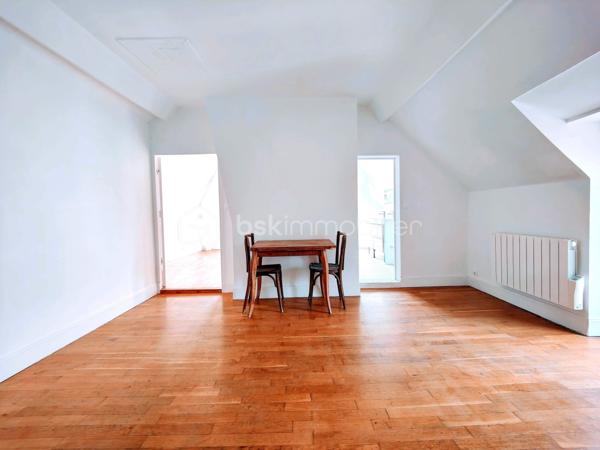 Chaleureuse maison de ville ou appartement en rez-de-chaussée situé à Jouars-Pontchartrain à proximité de la forêt de Sainte Apolline. 
Edifiée dans les années 1890, découvrez cette maison avec un joli sol vinyle Terrazzo un sol en tomettes rouges, sol en parquet chêne massif, construite en pierres, murs épais, peinture blanche et poutres apparentes entièrement restaurée et isolée. 

=> Elle se compose d'une entrée sur espace de vie, idéal pour y installer une cuisine et un espace déjeunatoire et un patio verrière. 
S'en suit un salon et un coin idéal pour intégrer un wc / buanderie - emplacement machine à laver. A l'étage, palier desservant 2 chambres traversantes. Possibilité de dissocier cet espace et créer un couloir pour 2 chambres indépendantes puis accéder à une salle de bains comprenant baignoire, toilette et double vasque.

Exposée Sud-Ouest, cette maison est à proximité de ligne de bus "Le Cheval Blanc" n°67, P, Q, V.
Gare des 3 communes : Ligne Dreux - Plaisir - Versailles - Paris Montparnasse
Piste cyclable en cours de réalisation !

Les Plus : 
- Proximité des commerces et restaurants, transports et gare, des écoles, collège, lycée, complexes sportifs, parking de co-voiturage etc.
- Ville dynamique avec animations, espace coworking et diverses associations.
- Pas d'extérieur à entretenir

A votre dispo pour conseiller et vous accompagner
dans la réalisation de votre projet de vie : WILLY BOYÉ - 07 87 37 75 87

Action !