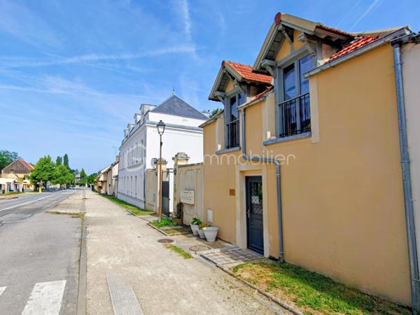 Chaleureuse maison de ville ou appartement en rez-de-chaussée situé à Jouars-Pontchartrain à proximité de la forêt de Sainte Apolline. 
Edifiée dans les années 1890, découvrez cette maison avec un joli sol vinyle Terrazzo un sol en tomettes rouges, sol en parquet chêne massif, construite en pierres, murs épais, peinture blanche et poutres apparentes entièrement restaurée et isolée. 

=> Elle se compose d'une entrée sur espace de vie, idéal pour y installer une cuisine et un espace déjeunatoire et un patio verrière. 
S'en suit un salon et un coin idéal pour intégrer un wc / buanderie - emplacement machine à laver. A l'étage, palier desservant 2 chambres traversantes. Possibilité de dissocier cet espace et créer un couloir pour 2 chambres indépendantes puis accéder à une salle de bains comprenant baignoire, toilette et double vasque.

Exposée Sud-Ouest, cette maison est à proximité de ligne de bus "Le Cheval Blanc" n°67, P, Q, V.
Gare des 3 communes : Ligne Dreux - Plaisir - Versailles - Paris Montparnasse
Piste cyclable en cours de réalisation !

Les Plus : 
- Proximité des commerces et restaurants, transports et gare, des écoles, collège, lycée, complexes sportifs, parking de co-voiturage etc.
- Ville dynamique avec animations, espace coworking et diverses associations.
- Pas d'extérieur à entretenir

A votre dispo pour conseiller et vous accompagner
dans la réalisation de votre projet de vie : WILLY BOYÉ - 07 87 37 75 87

Action !