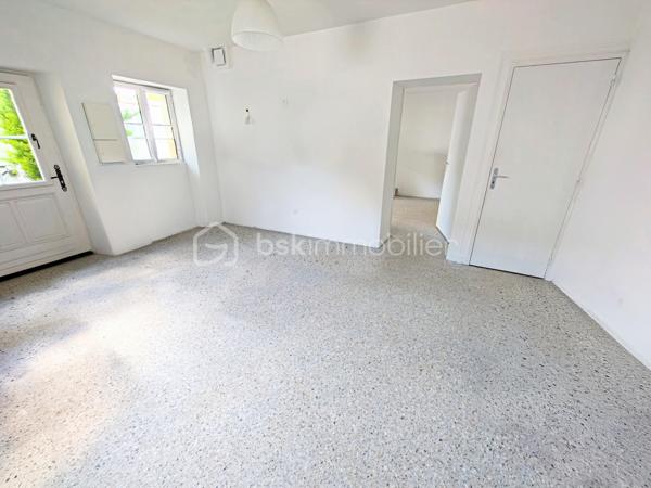 Chaleureuse maison de ville ou appartement en rez-de-chaussée situé à Jouars-Pontchartrain à proximité de la forêt de Sainte Apolline. 
Edifiée dans les années 1890, découvrez cette maison avec un joli sol vinyle Terrazzo un sol en tomettes rouges, sol en parquet chêne massif, construite en pierres, murs épais, peinture blanche et poutres apparentes entièrement restaurée et isolée. 

=> Elle se compose d'une entrée sur espace de vie, idéal pour y installer une cuisine et un espace déjeunatoire et un patio verrière. 
S'en suit un salon et un coin idéal pour intégrer un wc / buanderie - emplacement machine à laver. A l'étage, palier desservant 2 chambres traversantes. Possibilité de dissocier cet espace et créer un couloir pour 2 chambres indépendantes puis accéder à une salle de bains comprenant baignoire, toilette et double vasque.

Exposée Sud-Ouest, cette maison est à proximité de ligne de bus "Le Cheval Blanc" n°67, P, Q, V.
Gare des 3 communes : Ligne Dreux - Plaisir - Versailles - Paris Montparnasse
Piste cyclable en cours de réalisation !

Les Plus : 
- Proximité des commerces et restaurants, transports et gare, des écoles, collège, lycée, complexes sportifs, parking de co-voiturage etc.
- Ville dynamique avec animations, espace coworking et diverses associations.
- Pas d'extérieur à entretenir

A votre dispo pour conseiller et vous accompagner
dans la réalisation de votre projet de vie : WILLY BOYÉ - 07 87 37 75 87

Action !