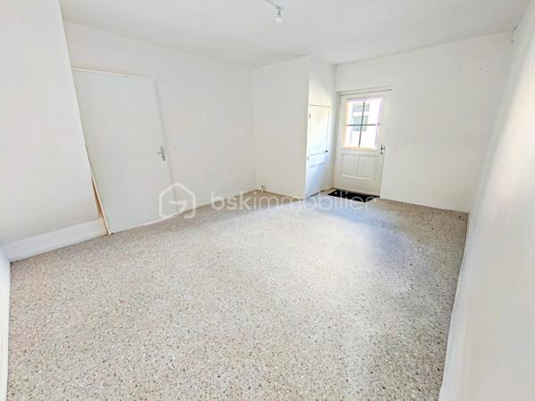 Chaleureuse maison de ville ou appartement en rez-de-chaussée situé à Jouars-Pontchartrain à proximité de la forêt de Sainte Apolline. 
Edifiée dans les années 1890, découvrez cette maison avec un joli sol vinyle Terrazzo un sol en tomettes rouges, sol en parquet chêne massif, construite en pierres, murs épais, peinture blanche et poutres apparentes entièrement restaurée et isolée. 

=> Elle se compose d'une entrée sur espace de vie, idéal pour y installer une cuisine et un espace déjeunatoire et un patio verrière. 
S'en suit un salon et un coin idéal pour intégrer un wc / buanderie - emplacement machine à laver. A l'étage, palier desservant 2 chambres traversantes. Possibilité de dissocier cet espace et créer un couloir pour 2 chambres indépendantes puis accéder à une salle de bains comprenant baignoire, toilette et double vasque.

Exposée Sud-Ouest, cette maison est à proximité de ligne de bus "Le Cheval Blanc" n°67, P, Q, V.
Gare des 3 communes : Ligne Dreux - Plaisir - Versailles - Paris Montparnasse
Piste cyclable en cours de réalisation !

Les Plus : 
- Proximité des commerces et restaurants, transports et gare, des écoles, collège, lycée, complexes sportifs, parking de co-voiturage etc.
- Ville dynamique avec animations, espace coworking et diverses associations.
- Pas d'extérieur à entretenir

A votre dispo pour conseiller et vous accompagner
dans la réalisation de votre projet de vie : WILLY BOYÉ - 07 87 37 75 87

Action !