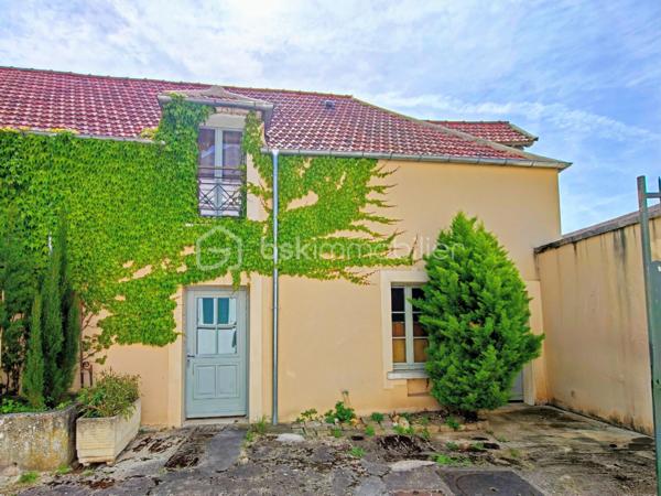 Chaleureuse maison de ville ou appartement en rez-de-chaussée situé à Jouars-Pontchartrain à proximité de la forêt de Sainte Apolline. 
Edifiée dans les années 1890, découvrez cette maison avec un joli sol vinyle Terrazzo un sol en tomettes rouges, sol en parquet chêne massif, construite en pierres, murs épais, peinture blanche et poutres apparentes entièrement restaurée et isolée. 

=> Elle se compose d'une entrée sur espace de vie, idéal pour y installer une cuisine et un espace déjeunatoire et un patio verrière. 
S'en suit un salon et un coin idéal pour intégrer un wc / buanderie - emplacement machine à laver. A l'étage, palier desservant 2 chambres traversantes. Possibilité de dissocier cet espace et créer un couloir pour 2 chambres indépendantes puis accéder à une salle de bains comprenant baignoire, toilette et double vasque.

Exposée Sud-Ouest, cette maison est à proximité de ligne de bus "Le Cheval Blanc" n°67, P, Q, V.
Gare des 3 communes : Ligne Dreux - Plaisir - Versailles - Paris Montparnasse
Piste cyclable en cours de réalisation !

Les Plus : 
- Proximité des commerces et restaurants, transports et gare, des écoles, collège, lycée, complexes sportifs, parking de co-voiturage etc.
- Ville dynamique avec animations, espace coworking et diverses associations.
- Pas d'extérieur à entretenir

A votre dispo pour conseiller et vous accompagner
dans la réalisation de votre projet de vie : WILLY BOYÉ - 07 87 37 75 87

Action !