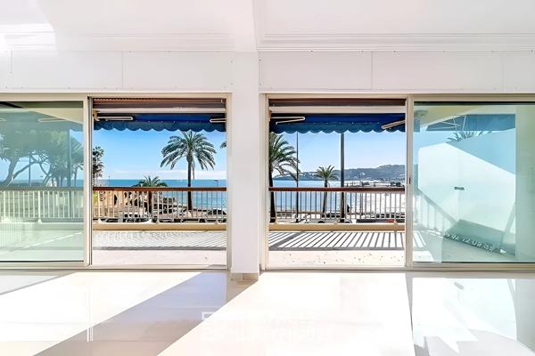 Contemplation Azuréenne d’un appartement trois pièces face au Cap d’Antibes