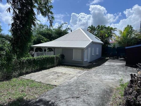 A VENDRE JOLIE VILLA T4 EN DUPLEX ET T2 EN RDJ SUR 1000 M² DE TERRAIN DANS SECTEUR RESIDENTIEL DE LA GRIPPIERE A PETIT-BOURG