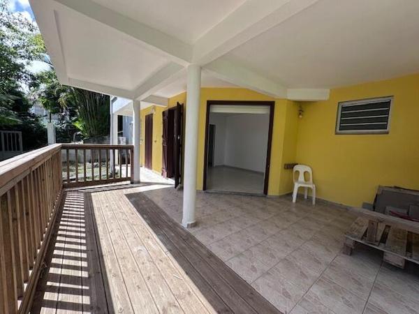 A VENDRE JOLIE VILLA T4 EN DUPLEX ET T2 EN RDJ SUR 1000 M² DE TERRAIN DANS SECTEUR RESIDENTIEL DE LA GRIPPIERE A PETIT-BOURG