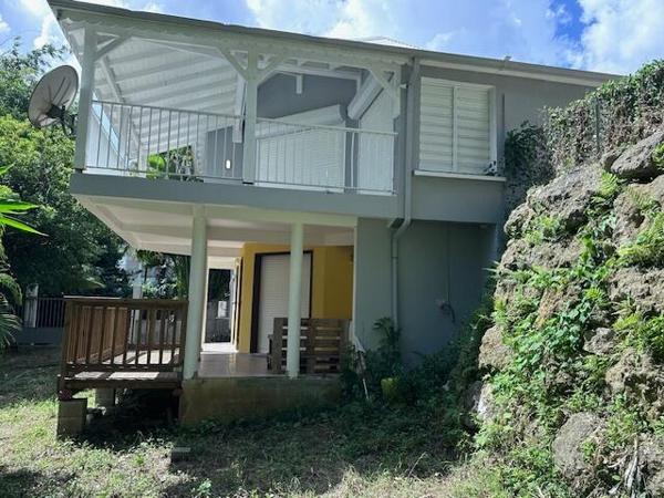 A VENDRE JOLIE VILLA T4 EN DUPLEX ET T2 EN RDJ SUR 1000 M² DE TERRAIN DANS SECTEUR RESIDENTIEL DE LA GRIPPIERE A PETIT-BOURG
