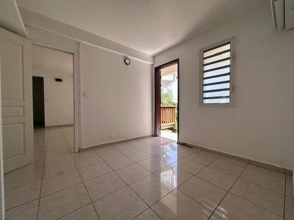 A VENDRE JOLIE VILLA T4 EN DUPLEX ET T2 EN RDJ SUR 1000 M² DE TERRAIN DANS SECTEUR RESIDENTIEL DE LA GRIPPIERE A PETIT-BOURG