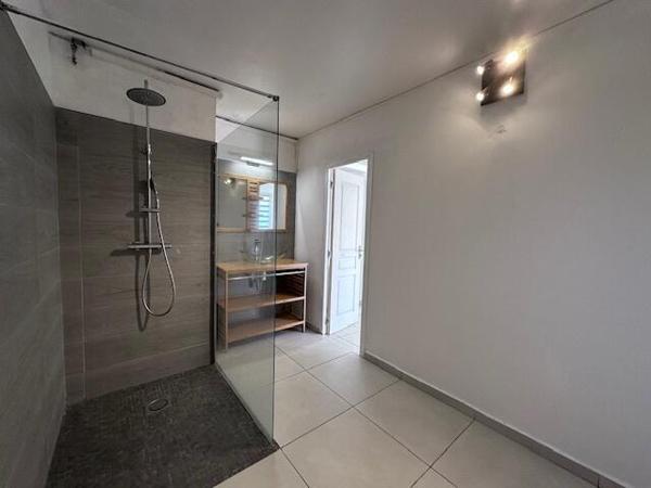 A VENDRE JOLIE VILLA T4 EN DUPLEX ET T2 EN RDJ SUR 1000 M² DE TERRAIN DANS SECTEUR RESIDENTIEL DE LA GRIPPIERE A PETIT-BOURG