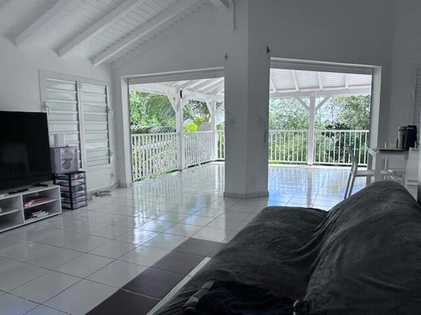A VENDRE JOLIE VILLA T4 EN DUPLEX ET T2 EN RDJ SUR 1000 M² DE TERRAIN DANS SECTEUR RESIDENTIEL DE LA GRIPPIERE A PETIT-BOURG