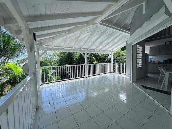 A VENDRE JOLIE VILLA T4 EN DUPLEX ET T2 EN RDJ SUR 1000 M² DE TERRAIN DANS SECTEUR RESIDENTIEL DE LA GRIPPIERE A PETIT-BOURG