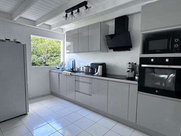 A VENDRE JOLIE VILLA T4 EN DUPLEX ET T2 EN RDJ SUR 1000 M² DE TERRAIN DANS SECTEUR RESIDENTIEL DE LA GRIPPIERE A PETIT-BOURG