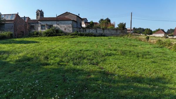 TERRAIN A BATIR 1640 M² PROCHE DE FEURS