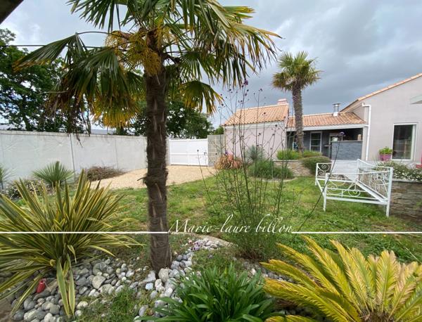 Maison à vendre 5 pièces GIVRAND (85), plain pied 3 chambres+bureau de 1998 avec 3 garages, parcelle 1345 m2 clos