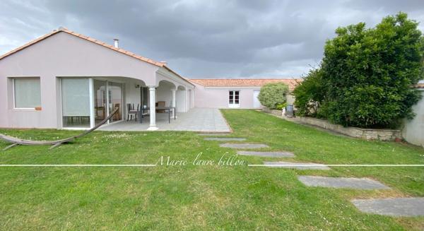 Maison à vendre 5 pièces GIVRAND (85), plain pied 3 chambres+bureau de 1998 avec 3 garages, parcelle 1345 m2 clos