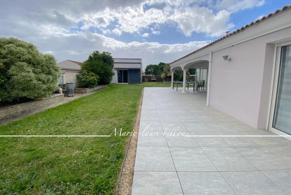 Maison à vendre 5 pièces GIVRAND (85), plain pied 3 chambres+bureau de 1998 avec 3 garages, parcelle 1345 m2 clos