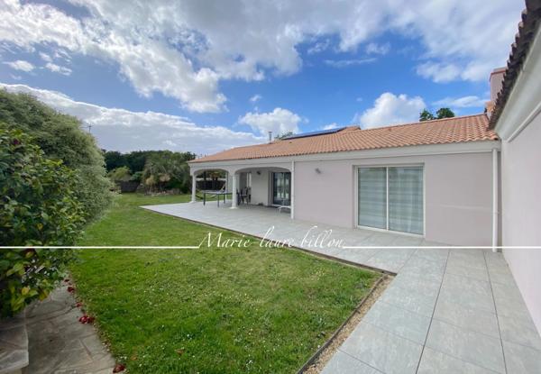 Maison à vendre 5 pièces GIVRAND (85), plain pied 3 chambres+bureau de 1998 avec 3 garages, parcelle 1345 m2 clos