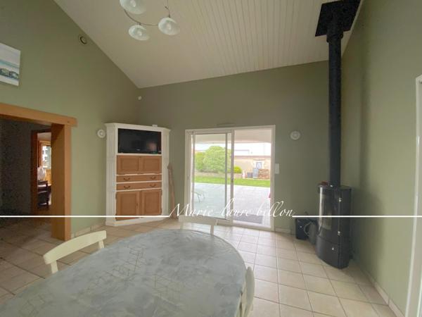 Maison à vendre 5 pièces GIVRAND (85), plain pied 3 chambres+bureau de 1998 avec 3 garages, parcelle 1345 m2 clos