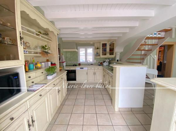 Maison à vendre 5 pièces GIVRAND (85), plain pied 3 chambres+bureau de 1998 avec 3 garages, parcelle 1345 m2 clos
