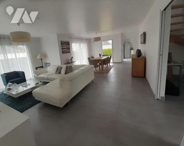 Maison 5 pièces à vendre, PONTIVY (56300)
Surface habitable : env. 143 m² | Terrain : 693 m² |...