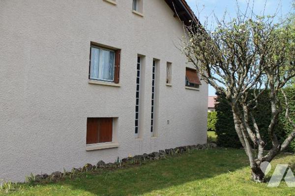 Nous vous invitons à découvrir cette maison individuelle construite en 1972 qui vous permettra ...