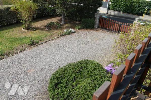 Nous vous invitons à découvrir cette maison individuelle construite en 1972 qui vous permettra ...