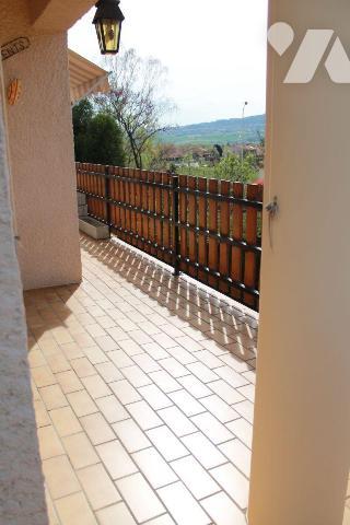 Nous vous invitons à découvrir cette maison individuelle construite en 1972 qui vous permettra ...