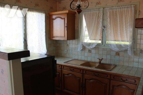 Nous vous invitons à découvrir cette maison individuelle construite en 1972 qui vous permettra ...