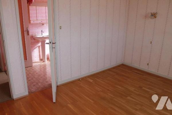 Nous vous invitons à découvrir cette maison individuelle construite en 1972 qui vous permettra ...