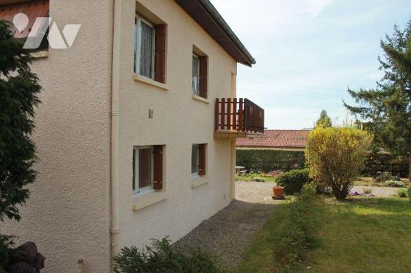 Nous vous invitons à découvrir cette maison individuelle construite en 1972 qui vous permettra ...