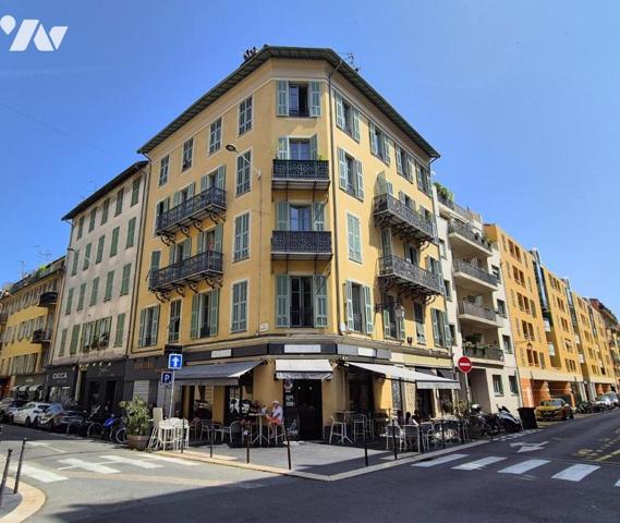 Le Port - Place du Pin : Immeuble de rapport composé de 8 logements et 3 locaux commerciaux !