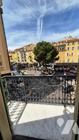 Le Port - Place du Pin : Immeuble de rapport composé de 8 logements et 3 locaux commerciaux !