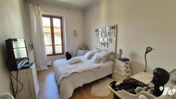 Le Port - Place du Pin : Immeuble de rapport composé de 8 logements et 3 locaux commerciaux !