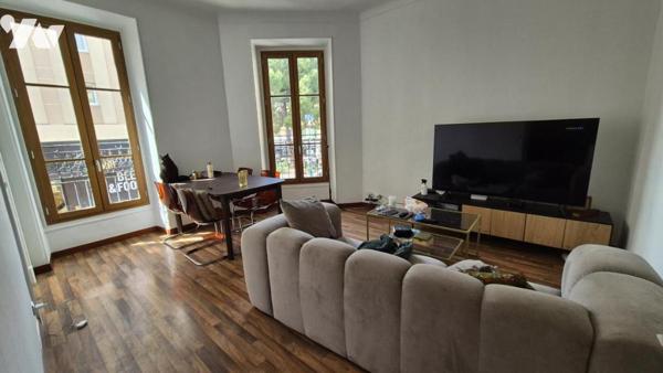 Le Port - Place du Pin : Immeuble de rapport composé de 8 logements et 3 locaux commerciaux !