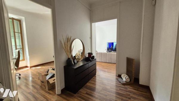 Le Port - Place du Pin : Immeuble de rapport composé de 8 logements et 3 locaux commerciaux !