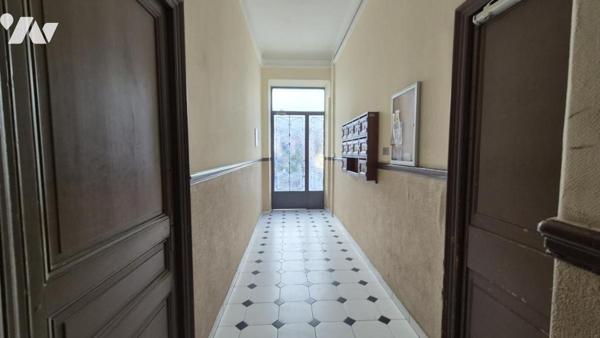 Le Port - Place du Pin : Immeuble de rapport composé de 8 logements et 3 locaux commerciaux !