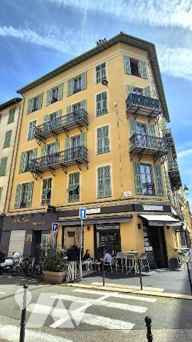 Le Port - Place du Pin : Immeuble de rapport composé de 8 logements et 3 locaux commerciaux !