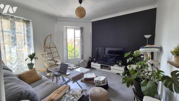 Le Port - Place du Pin : Immeuble de rapport composé de 8 logements et 3 locaux commerciaux !