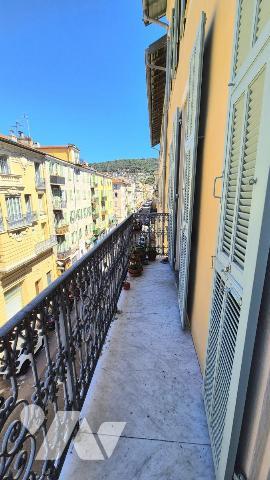 Le Port - Place du Pin : Immeuble de rapport composé de 8 logements et 3 locaux commerciaux !