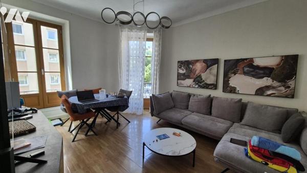 Le Port - Place du Pin : Immeuble de rapport composé de 8 logements et 3 locaux commerciaux !