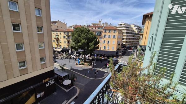 Le Port - Place du Pin : Immeuble de rapport composé de 8 logements et 3 locaux commerciaux !