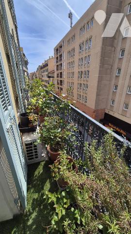 Le Port - Place du Pin : Immeuble de rapport composé de 8 logements et 3 locaux commerciaux !