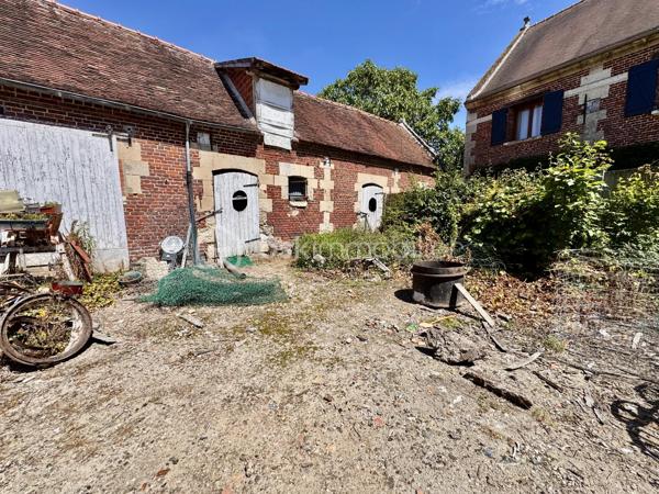 BSK immobilier vous proposes à la vente cette  belle grange non viabilisé située dans un corp de ferme.
 La toiture est neuve sur un côté,
 le tout à rénover entièrement pour investisseur ou amoureux de l’ancien sur 118 m² de parcelle.
Se trouvant sur la commune de Francières (60190)  qui offre à ses habitants un cadre de vie calme et agréable, au cœur d’un environnement rural préservé, tout en bénéficiant de la proximité des services et infrastructures indispensables à la vie quotidienne dans les communes voisines.
Elle est intégrée à un Regroupement Pédagogique Intercommunal (RPI), permettant la scolarisation des enfants dans un environnement adapté, structuré et encadré.
Votre agent commercial pour BSK Immobilier, Francis BRICOUT (EI) inscrit au RCS de COMPIEGNE(60) n° 909  770 273.