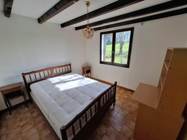 Charmante maison de plain-pied avec piscine, dépendance et grand terrain