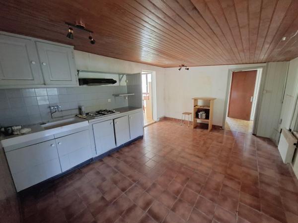 Charmante maison de plain-pied avec piscine, dépendance et grand terrain